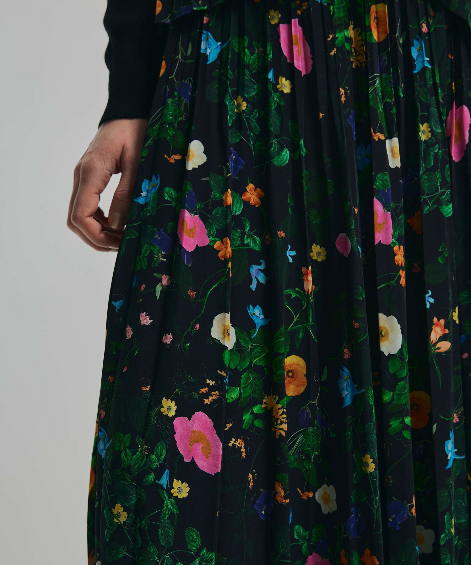 ボタニカル柄プリーツロングスカート*ブラック*＜NMS1-LS34＞[8月中旬